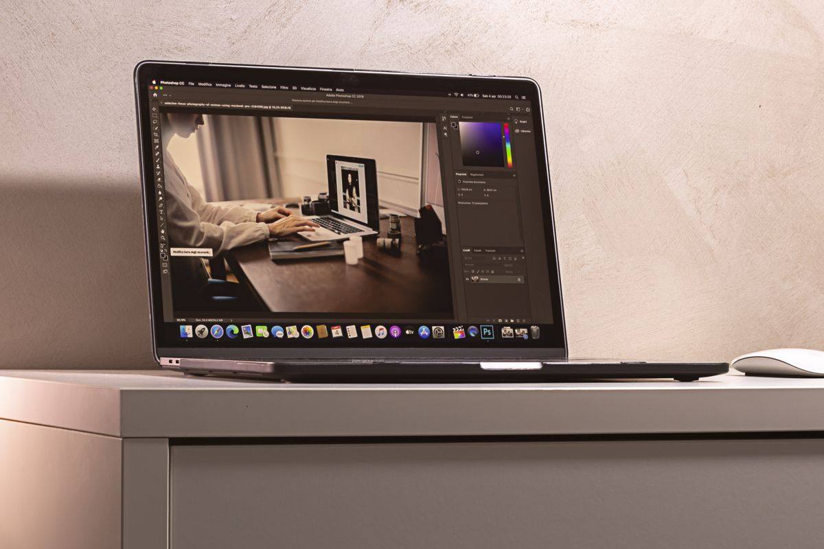 Laptop di atas meja kerja yang digunakan untuk menelusuri informasi permainan online